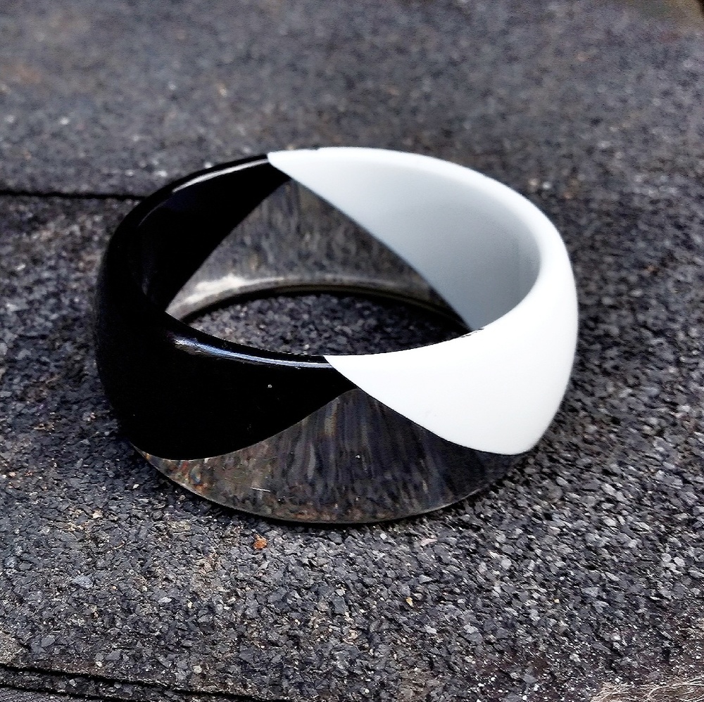 Vintage Black & White Color Block Mod Lucite Bangle